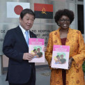 Ministros dos Neg&oacute;cios Estrangeiros do Jap&atilde;o, Motegi Toshimitsu, e da Sa&uacute;de de Angola, S&iacute;lvia Lutucuta, exibem caderno de sa&uacute;de materno-infantil