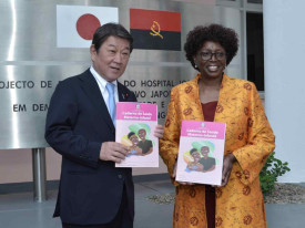 Ministros dos Neg&oacute;cios Estrangeiros do Jap&atilde;o, Motegi Toshimitsu, e da Sa&uacute;de de Angola, S&iacute;lvia Lutucuta, exibem caderno de sa&uacute;de materno-infantil - Cedida