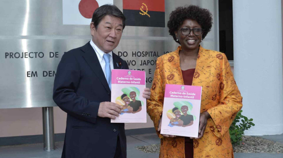 Ministros dos Neg&oacute;cios Estrangeiros do Jap&atilde;o, Motegi Toshimitsu, e da Sa&uacute;de de Angola, S&iacute;lvia Lutucuta, exibem caderno de sa&uacute;de materno-infantil
