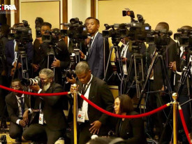 Jornalistas na cobertura da visita de um Chefe de Estado ao Pal&aacute;cio Presidencial, em Luanda (Gab&atilde;o) - CIPRA