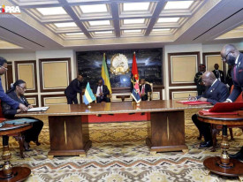 Ministros angolano das Rela&ccedil;&otilde;es Exteriores, T&eacute;te Ant&oacute;nio, e gabonesa dos Neg&oacute;cios Estrangeiros, Coopera&ccedil;&atilde;o e Di&aacute;spora, Maria Edith Tassyla Ye Doumbeneny, assinaram os acordos - CIPRA