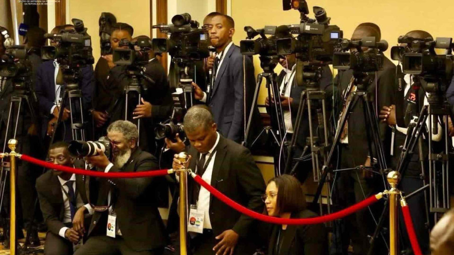 Jornalistas na cobertura da visita de um Chefe de Estado ao Pal&aacute;cio Presidencial, em Luanda (Gab&atilde;o)