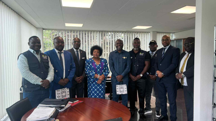 Membros da JUCARENTE com a embaixadora de Angola na Su&iacute;&ccedil;a