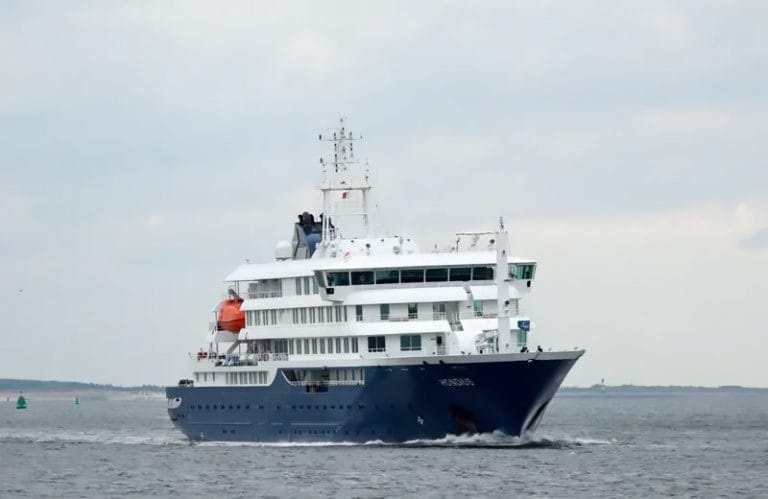 Dois avi&otilde;es ambul&acirc;ncia aterram em Cabo Verde para socorrer cruzeiro Hondius