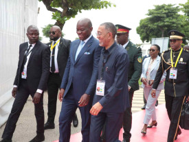 Presidente do Gab&atilde;o visita refinaria de Luanda  - Edi&ccedil;&otilde;es Novembro 