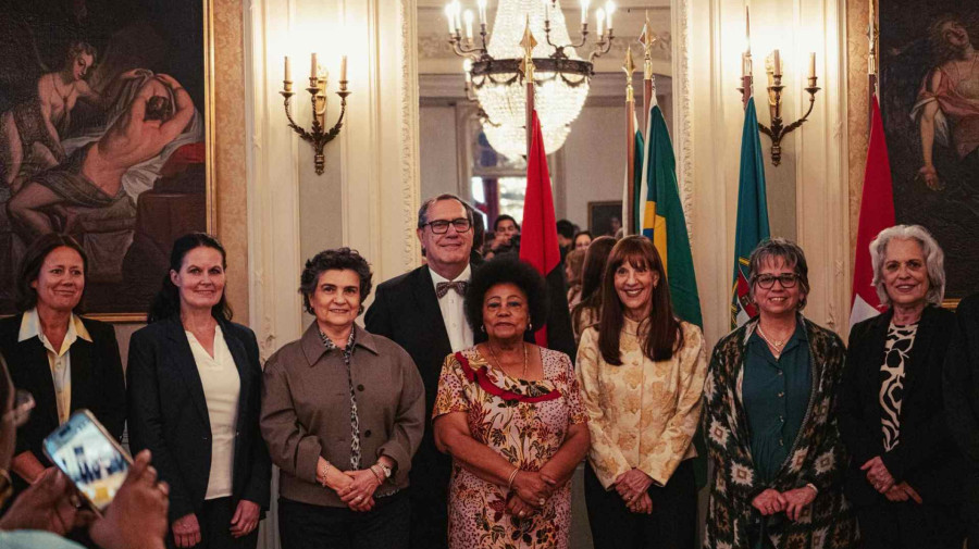 Participantes na cerim&oacute;nia do 17&ordm; anivers&aacute;rio do Dia Mundial da L&iacute;ngua Portuguesa