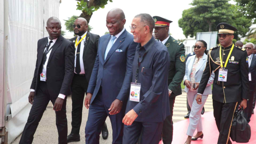 Presidente do Gab&atilde;o visita refinaria de Luanda 
