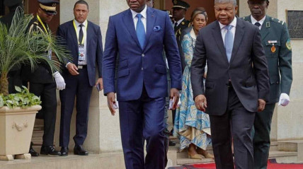 Presidente do Gab&atilde;o, Brice Clotaire Oligui Nguema, despede-se do seu hom&oacute;logo angolano, Jo&atilde;o Louren&ccedil;o, ao fim de uma visita de Estado