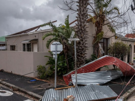 Mau tempo provoca mortes e destrui&ccedil;&atilde;o na &Aacute;frica do Sul  - DR