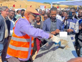 Governador do Namibe, Archer Mangueira, procede ao lan&ccedil;amento da primeira pedra para reabilita&ccedil;&atilde;o do est&aacute;dio Joaquim Morais - Angop