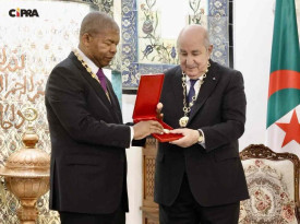 Presidente da Rep&uacute;blica, Jo&atilde;o Louren&ccedil;o, e seu hom&oacute;logo da Arg&eacute;lia, Abdelmardjid Teeboune, trocam condecora&ccedil;&otilde;es - CIPRA