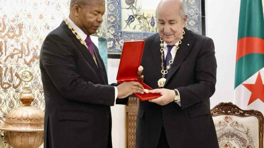 Presidente da Rep&uacute;blica, Jo&atilde;o Louren&ccedil;o, e seu hom&oacute;logo da Arg&eacute;lia, Abdelmardjid Teeboune, trocam condecora&ccedil;&otilde;es