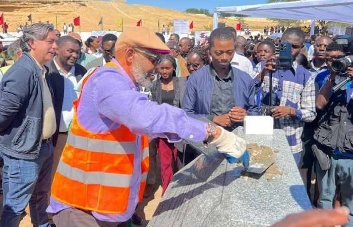 Governador do Namibe, Archer Mangueira, procede ao lan&ccedil;amento da primeira pedra para reabilita&ccedil;&atilde;o do est&aacute;dio Joaquim Morais