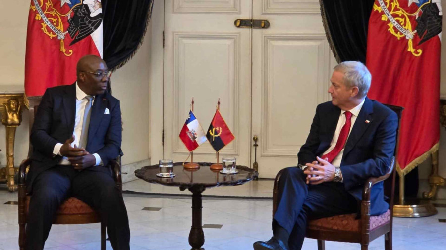 Embaixador de Angola na Argentina, Azevedo Xavier Francisco, apresentou as cartas credenciais ao Presidente do Chile, Jos&eacute; Antonio Kast