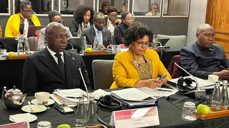 Ministro T&eacute;te Ant&oacute;nio (&agrave; esq.) na Reuni&atilde;o da NEPAD, em Joanesburgo, &Aacute;frica do Sul