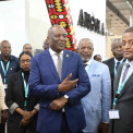 Ministro Carlos dos Santos visita Stand de Angola no F&oacute;rum de Baku