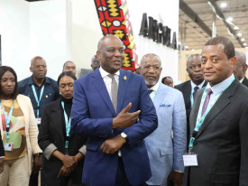 Ministro Carlos dos Santos visita Stand de Angola no F&oacute;rum de Baku - Edi&ccedil;&otilde;es Novembro 