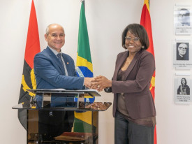 Presidente do Tribunal Constitucional de Angola, Laurinda Prazeres, e Procurador-geral de Justi&ccedil;a Militar do Brasil, Clauro Roberto de Bortolli, assinaram acordo - Cedida