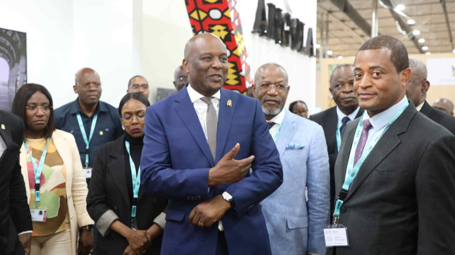 Ministro Carlos dos Santos visita Stand de Angola no F&oacute;rum de Baku