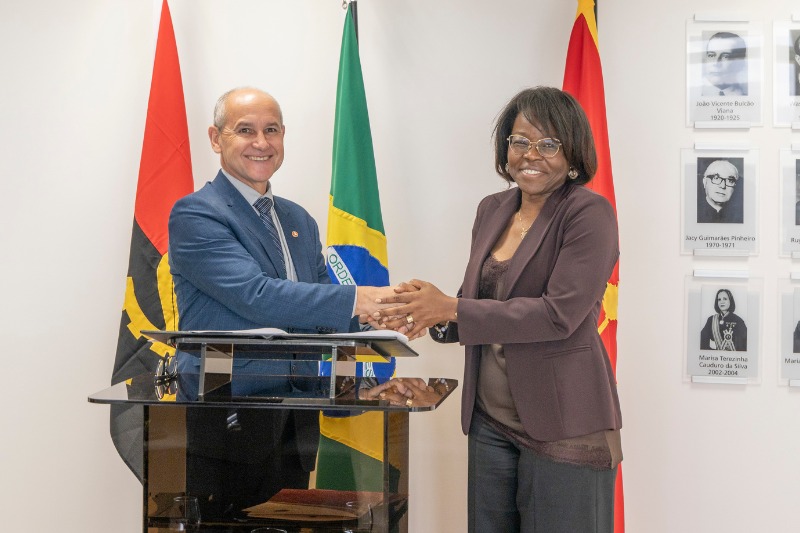 Presidente do Tribunal Constitucional de Angola, Laurinda Prazeres, e Procurador-geral de Justi&ccedil;a Militar do Brasil, Clauro Roberto de Bortolli, assinaram acordo
