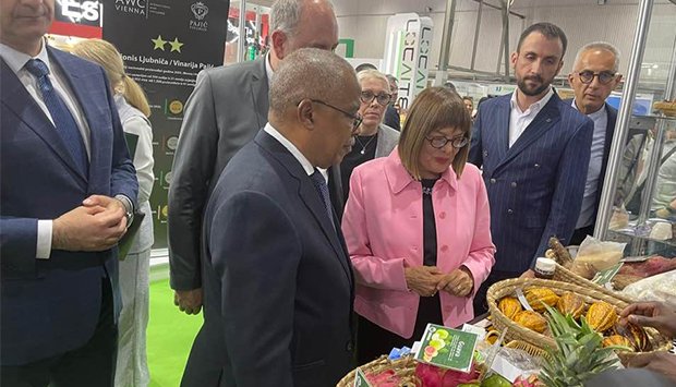 Produtos agr&iacute;colas do Bengo expostos na S&eacute;rvia  