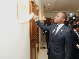 Presidente da Assembleia Nacional, Ad&atilde;o de Almeida, descerra placa inaugural da TV Parlamento - Assembleia Nacional