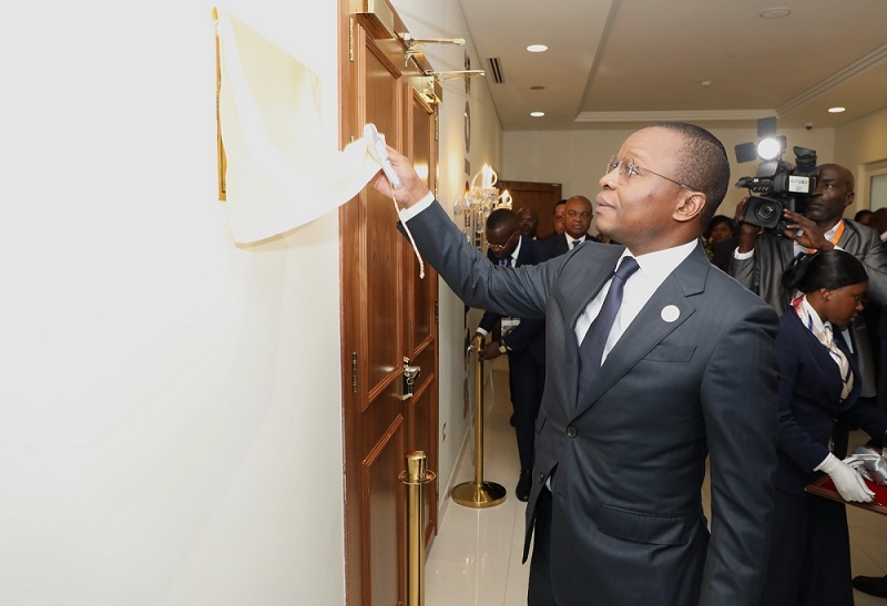 Presidente da Assembleia Nacional, Ad&atilde;o de Almeida, descerra placa inaugural da TV Parlamento