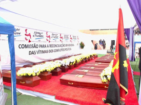 Urnas contendo restos mortais de v&iacute;timas do 27 de Maio de 1977 - Edi&ccedil;&otilde;es Novembro (Arquivo)