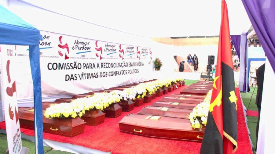 Urnas contendo restos mortais de v&iacute;timas do 27 de Maio de 1977