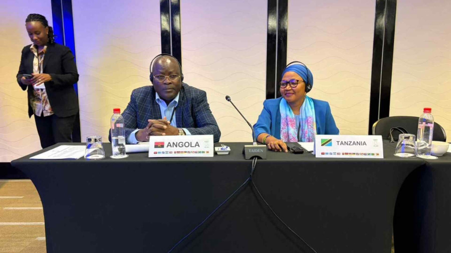 Deputado &agrave; Assembleia Nacional, L&aacute;zaro Kalunha (esq.), eleito vice-presidente de uma comiss&atilde;o do FP-SADC