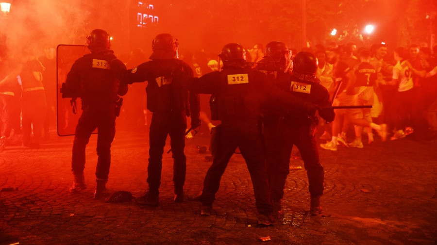 Confronto entre torcedores em Paris deixa 65 detidos e 6 feridos