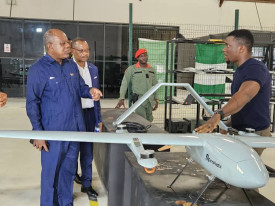 Embaixador angolano visita f&aacute;brica de drones  - DR