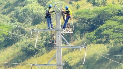 T&eacute;cnicos de empresas tuteladas pelo Minist&eacute;rio da Energia e &Aacute;guas trabalham na extens&atilde;o das linhas para electrifica&ccedil;&atilde;o do pa&iacute;s