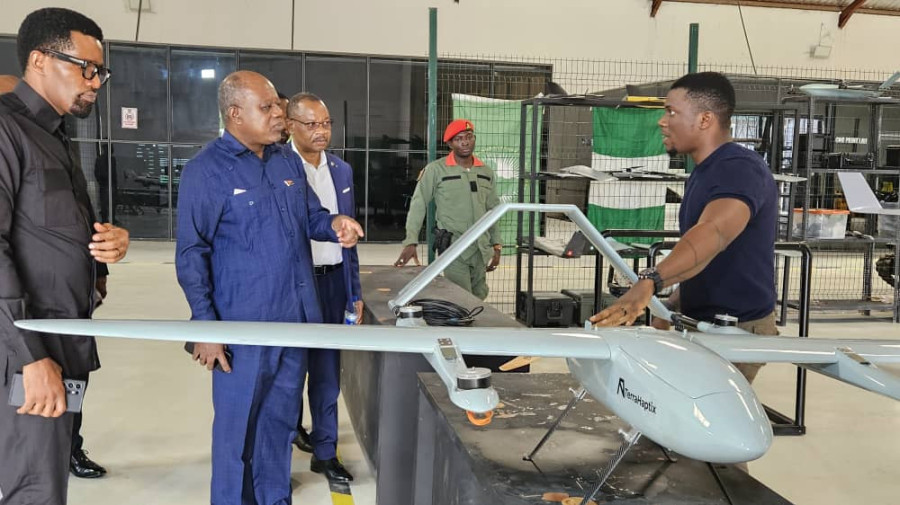 Embaixador angolano visita f&aacute;brica de drones 