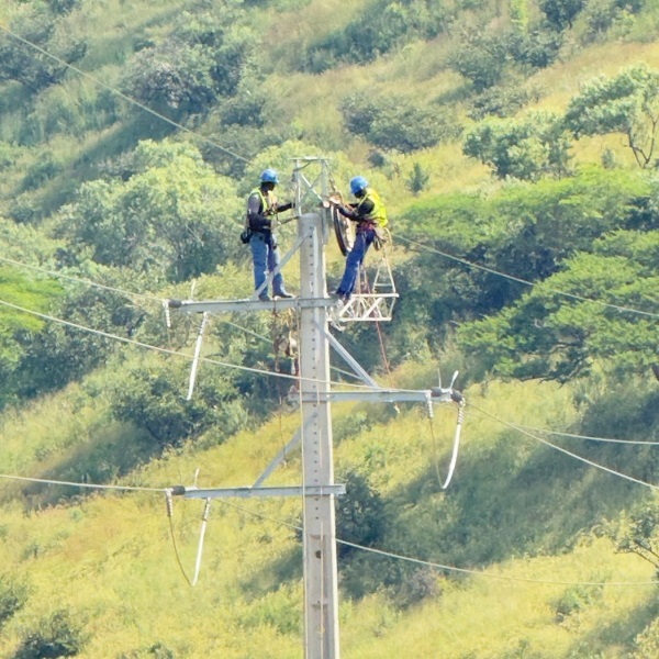T&eacute;cnicos de empresas tuteladas pelo Minist&eacute;rio da Energia e &Aacute;guas trabalham na extens&atilde;o das linhas para electrifica&ccedil;&atilde;o do pa&iacute;s
