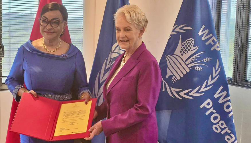 Embaixadora Josefa Sacko (&agrave; esq.) 