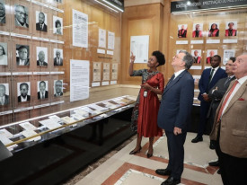 Antigo primeiro-ministro portugu&ecirc;s, Dur&atilde;o Barroso, visitou a Galeria do Constitucionalismo Angolano, em Luanda - Edi&ccedil;&otilde;es Novembro
