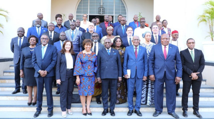 Ministro das Rela&ccedil;&otilde;es Exteriores, T&eacute;te Ant&oacute;nio, e embaixadores africanos assinalam 50 anos de rela&ccedil;&otilde;es diplom&aacute;ticas