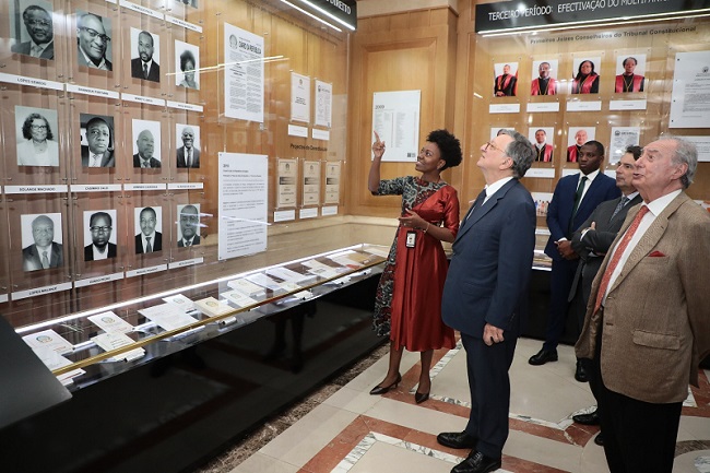 Antigo primeiro-ministro portugu&ecirc;s, Dur&atilde;o Barroso, visitou a Galeria do Constitucionalismo Angolano, em Luanda