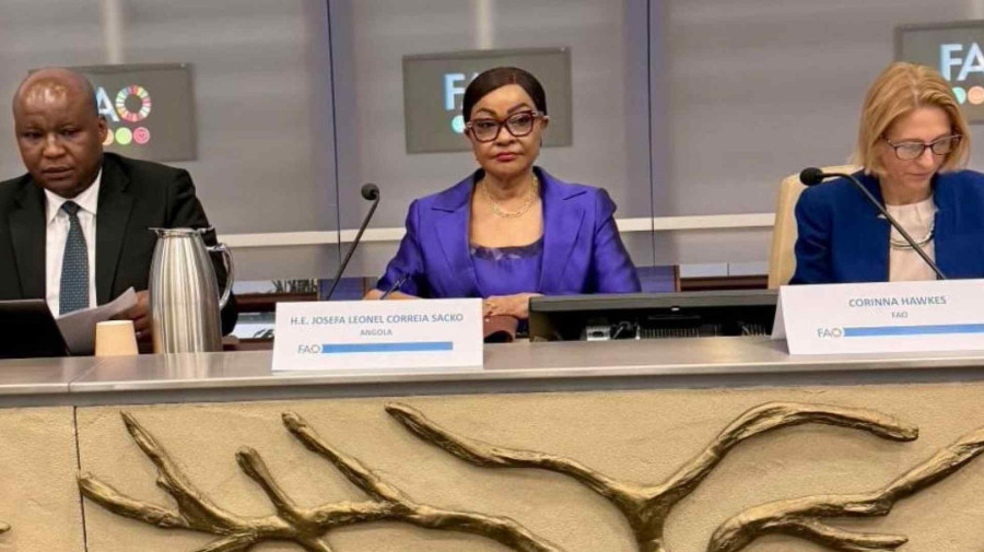 Embaixadora Josefa Sacko (ao centro)