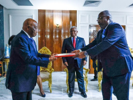 Embaixador Oliveira Encoge (dir) apresenta Cartas Credenciais ao Presidente da Lib&eacute;ria, Joseph Boakai - MIREX