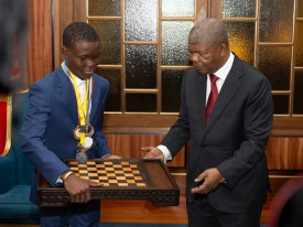 Presidente da Rep&uacute;blica, Jo&atilde;o Louren&ccedil;o, ofereceu ao vice-campe&atilde;o africano de xadrez em juniores, Nsimba Wela, um tabuleiro - Edi&ccedil;&otilde;es Novembro