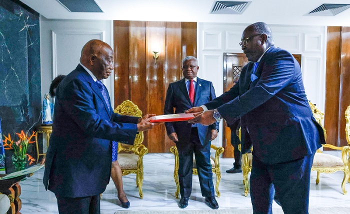 Embaixador Oliveira Encoge (dir) apresenta Cartas Credenciais ao Presidente da Lib&eacute;ria, Joseph Boakai