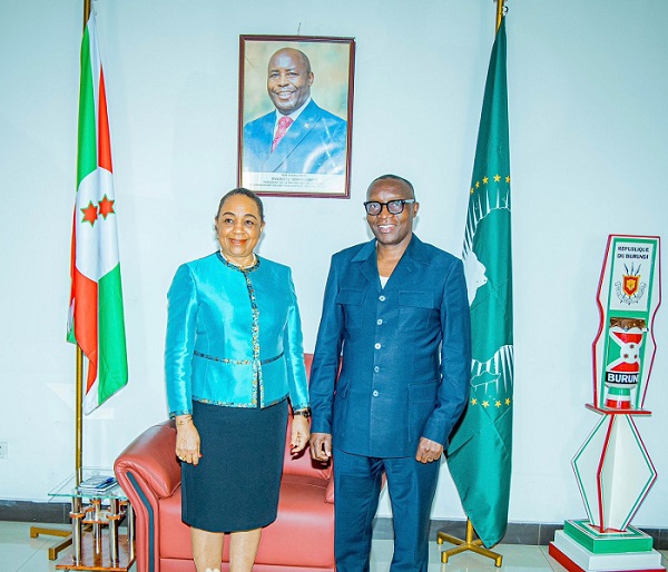 Ministro dos Neg&oacute;cios Estrangeiros, Integra&ccedil;&atilde;o Regional e Coopera&ccedil;&atilde;o do Burundi, &Eacute;douard Bizimana, e secret&aacute;ria de Estado para as Rela&ccedil;&otilde;es Exteriores de Angola, Esmeralda Mendon&ccedil;a, reuniram-se em Bujumbura