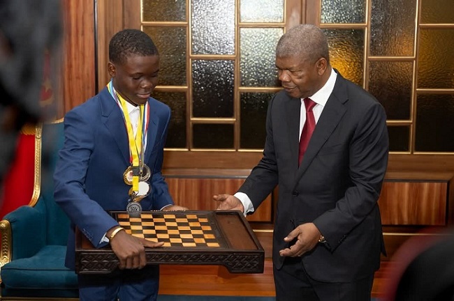 Presidente da Rep&uacute;blica, Jo&atilde;o Louren&ccedil;o, ofereceu ao vice-campe&atilde;o africano de xadrez em juniores, Nsimba Wela, um tabuleiro