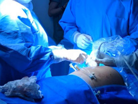 M&eacute;dicos realizam cirurgia em feto com intestinos fora do corpo na Espanha - DR