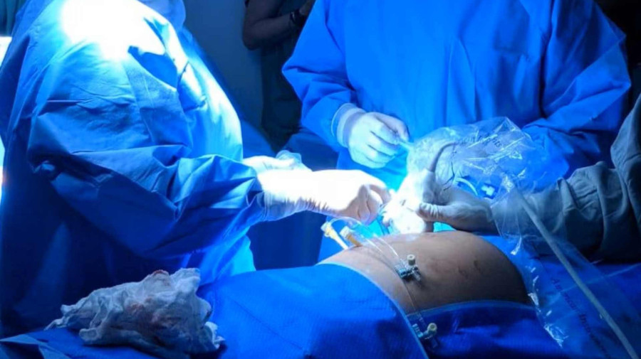 M&eacute;dicos realizam cirurgia em feto com intestinos fora do corpo na Espanha