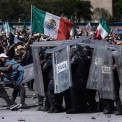 Professores mexicanos derrubam est&aacute;tuas do Mundial durante protestos