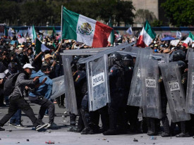 Professores mexicanos derrubam est&aacute;tuas do Mundial durante protestos - DR