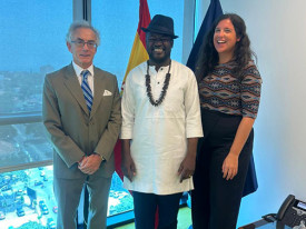 Promotor angolano Dimbo Makiesse (ao centro)  - DR